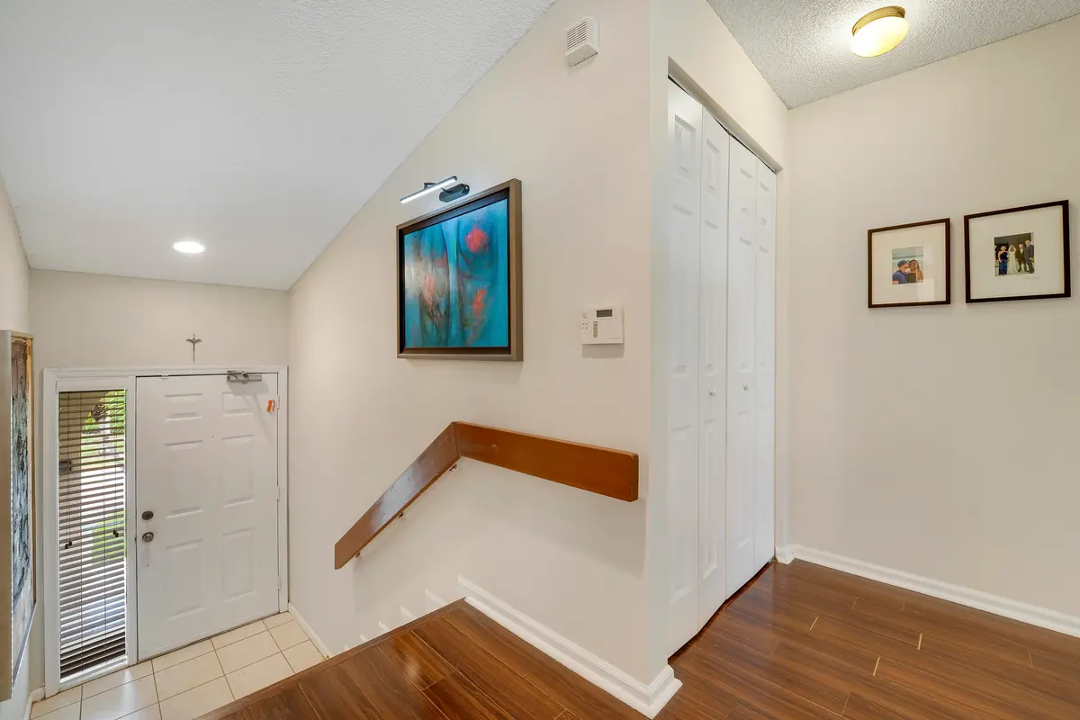 Entry at 13 LEXINGTON Lane G, Palm Beach Gardens