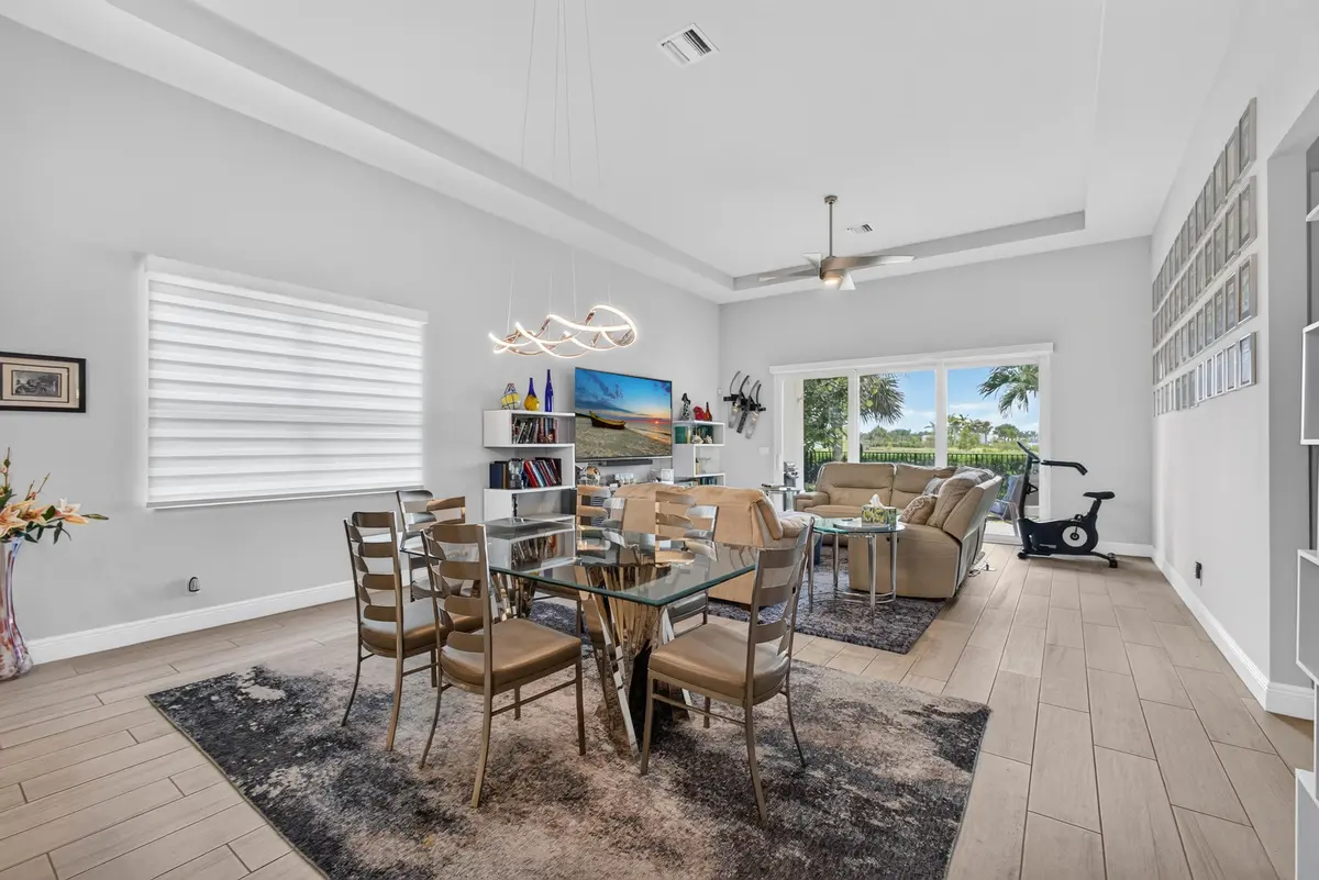 Dining at 9945 Regency Way, Palm Beach Gardens