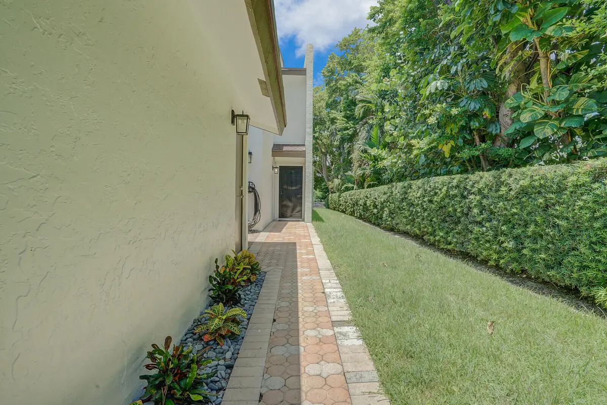 Front Entrance at 1301 N RIVERSIDE Drive 19, Pompano Beach