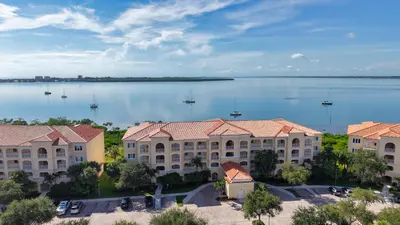 25 HARBOUR ISLE Drive 104, Fort Pierce – Condominium for sale