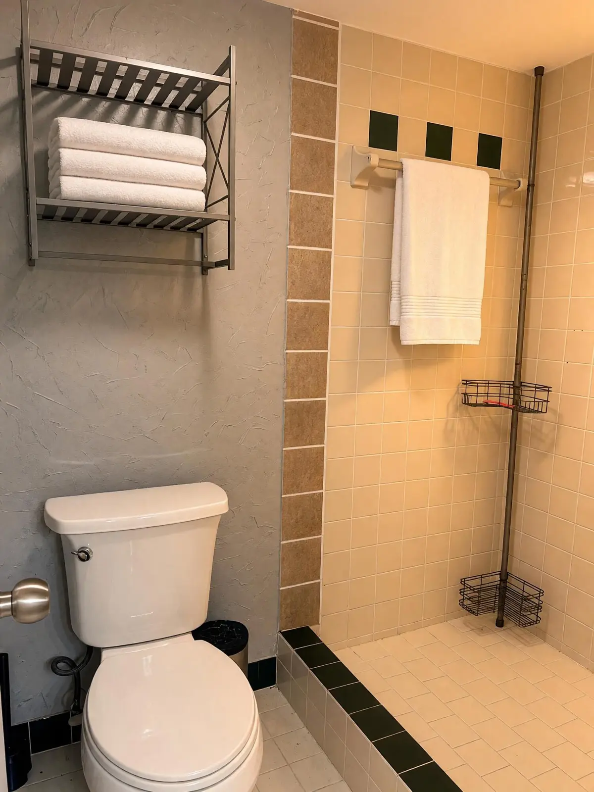 Guest bathroom at 2800 Palmwood Terrace 2220, Boca Raton
