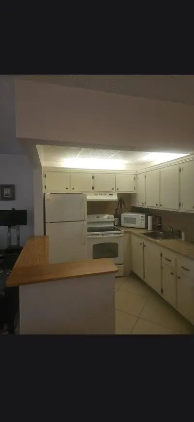 kitchen at 27 Newport B, Deerfield Beach