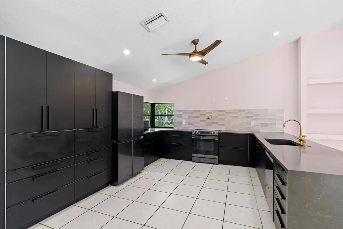 Kitchen at 197 NW 104TH Avenue, Coral Springs