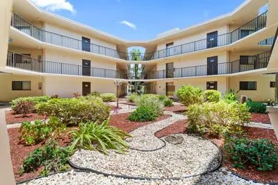 5100 Las Verdes Circle 316, Delray Beach – Condominium for sale
