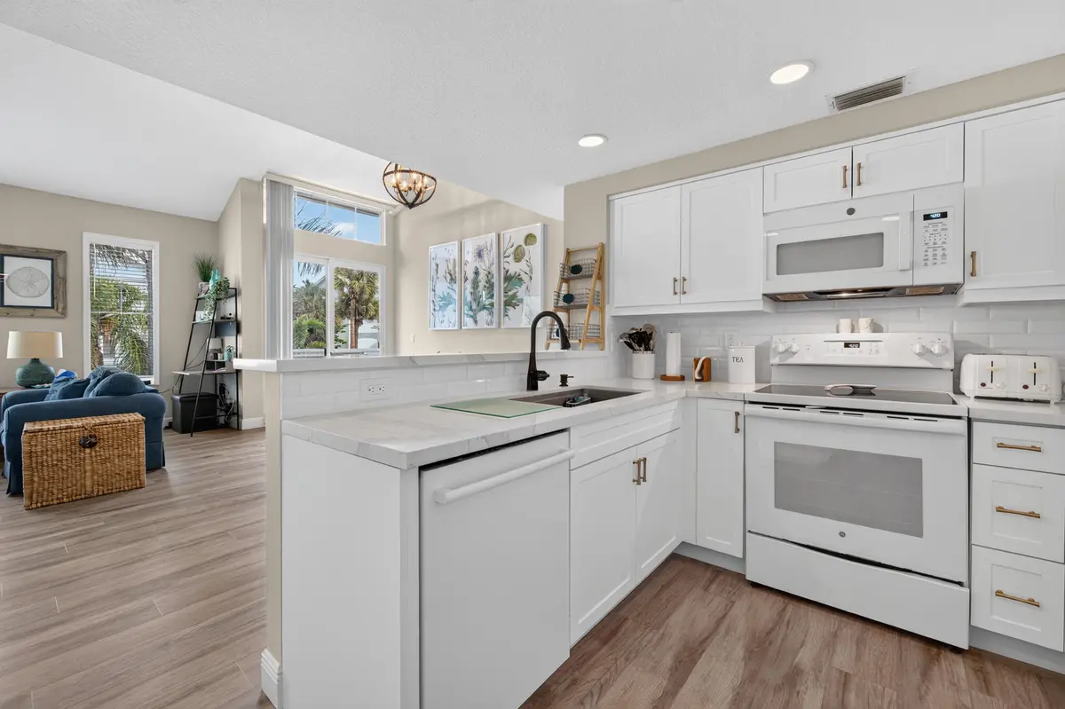 Beautiful Kitchen at 909 Mainsail Circle, Jupiter