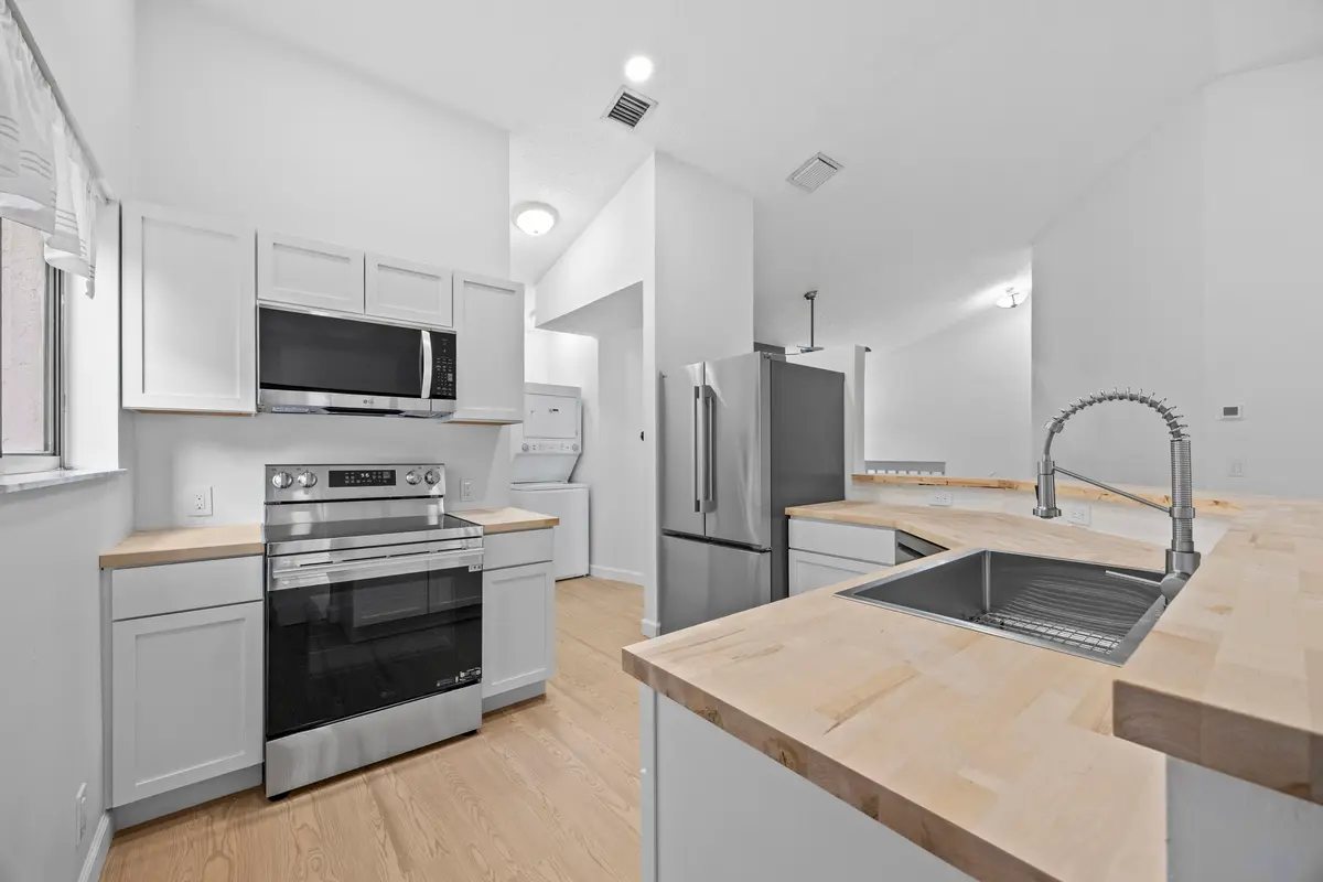 366A5909-27 at 15 Via De Casas Sur 204, Boynton Beach