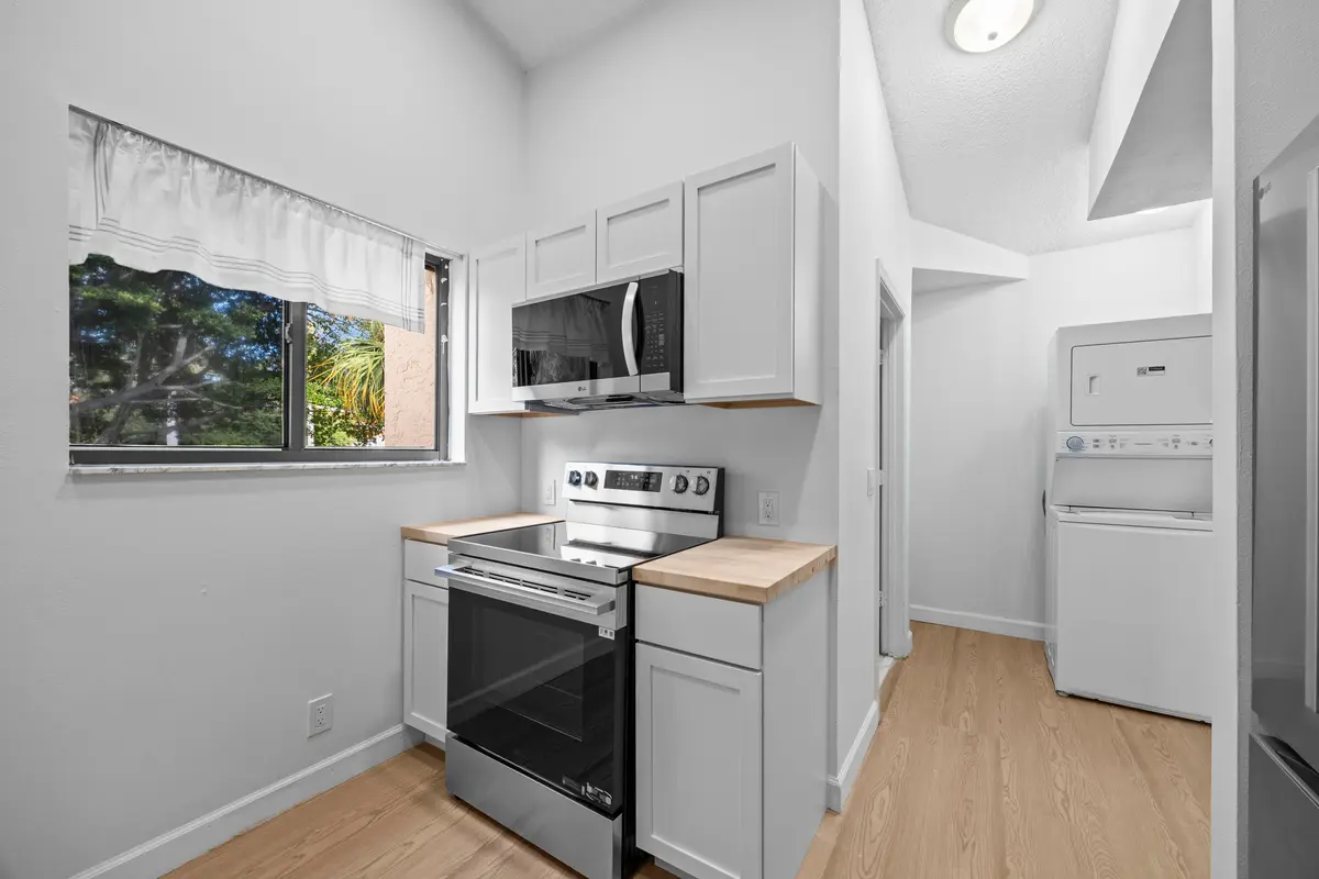366A5915-33 at 15 Via De Casas Sur 204, Boynton Beach