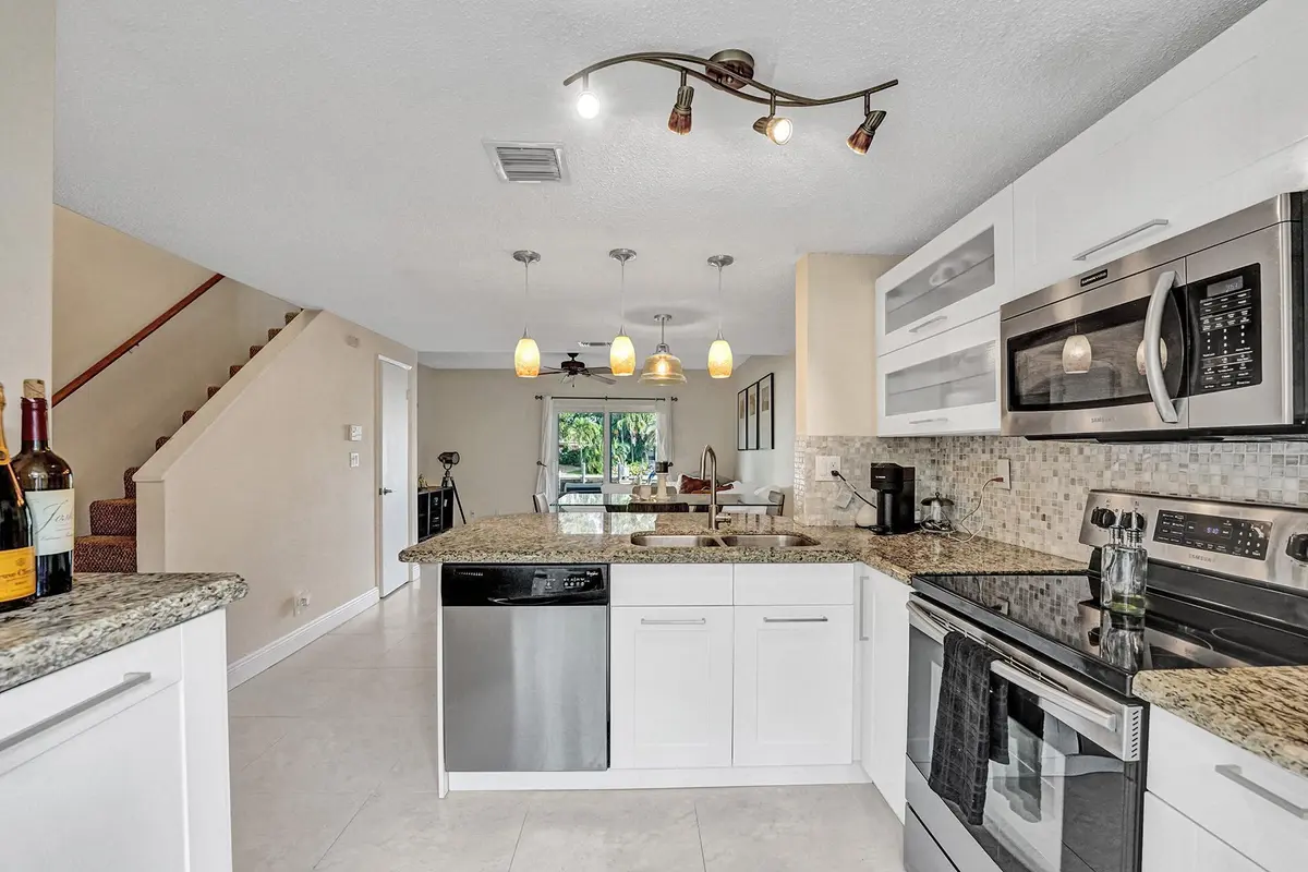 RJP03503 at 2571 NE 15TH Street, Pompano Beach