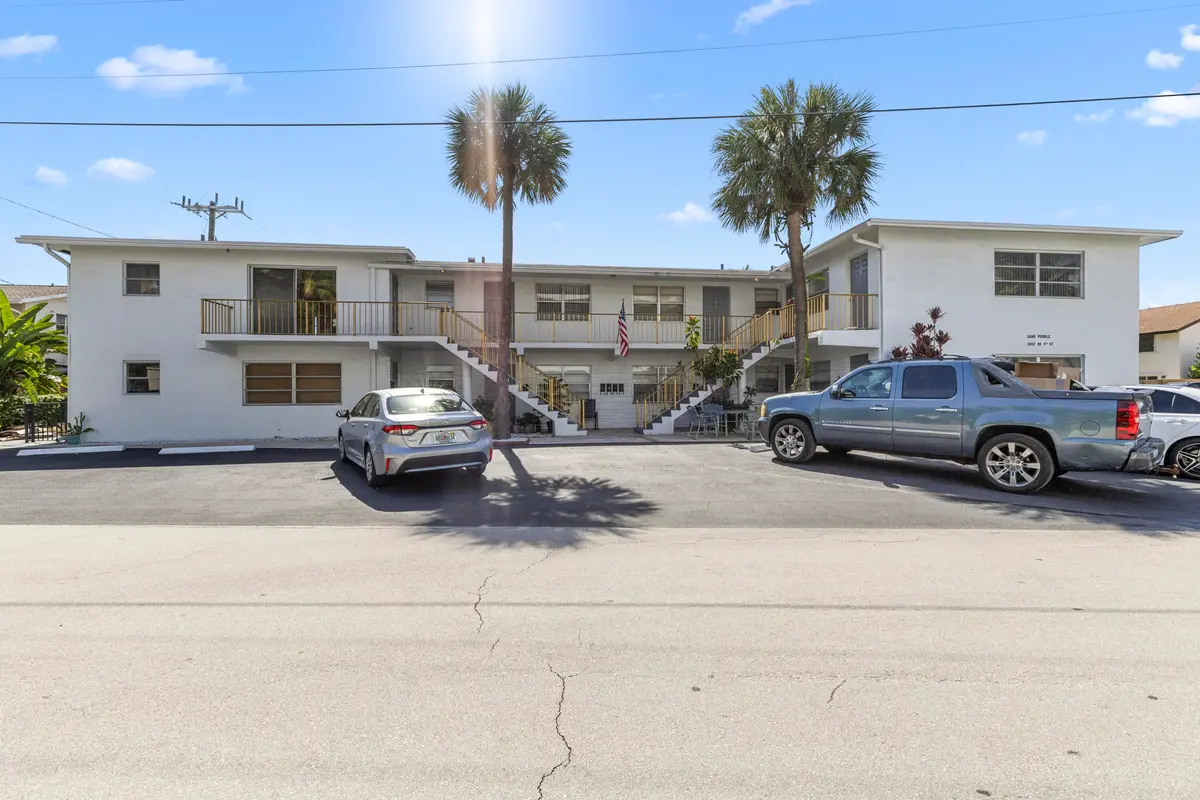 R6II5186 at 1907 NE 4TH Street 6, Deerfield Beach