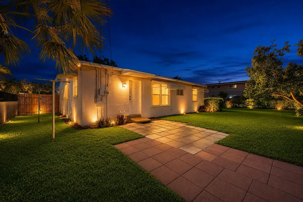 Back (4) at 1716 N 25TH Avenue, Hollywood