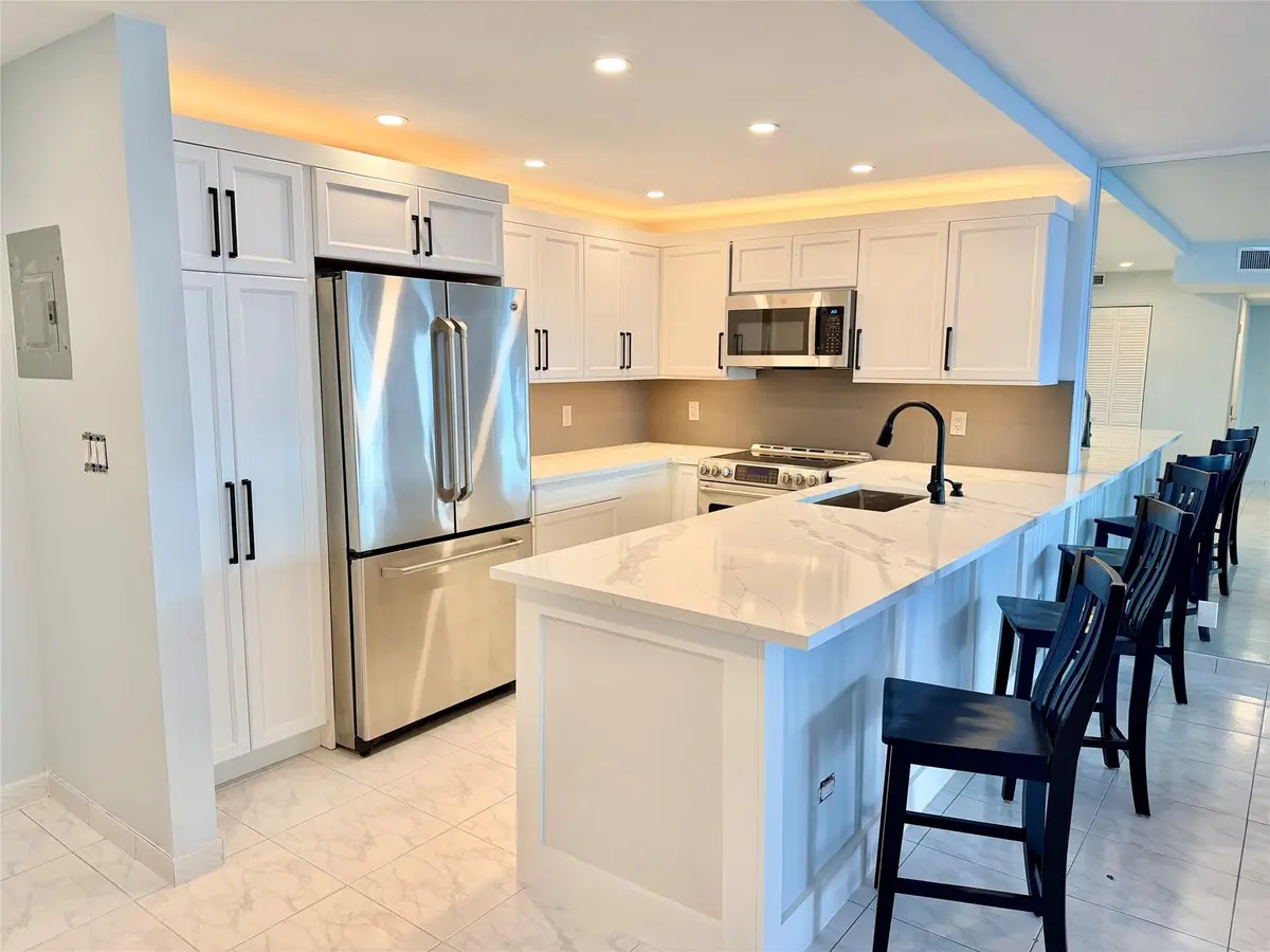 New kitchen cabinets and countertops at 800 SE 20TH Avenue 203, Deerfield Beach