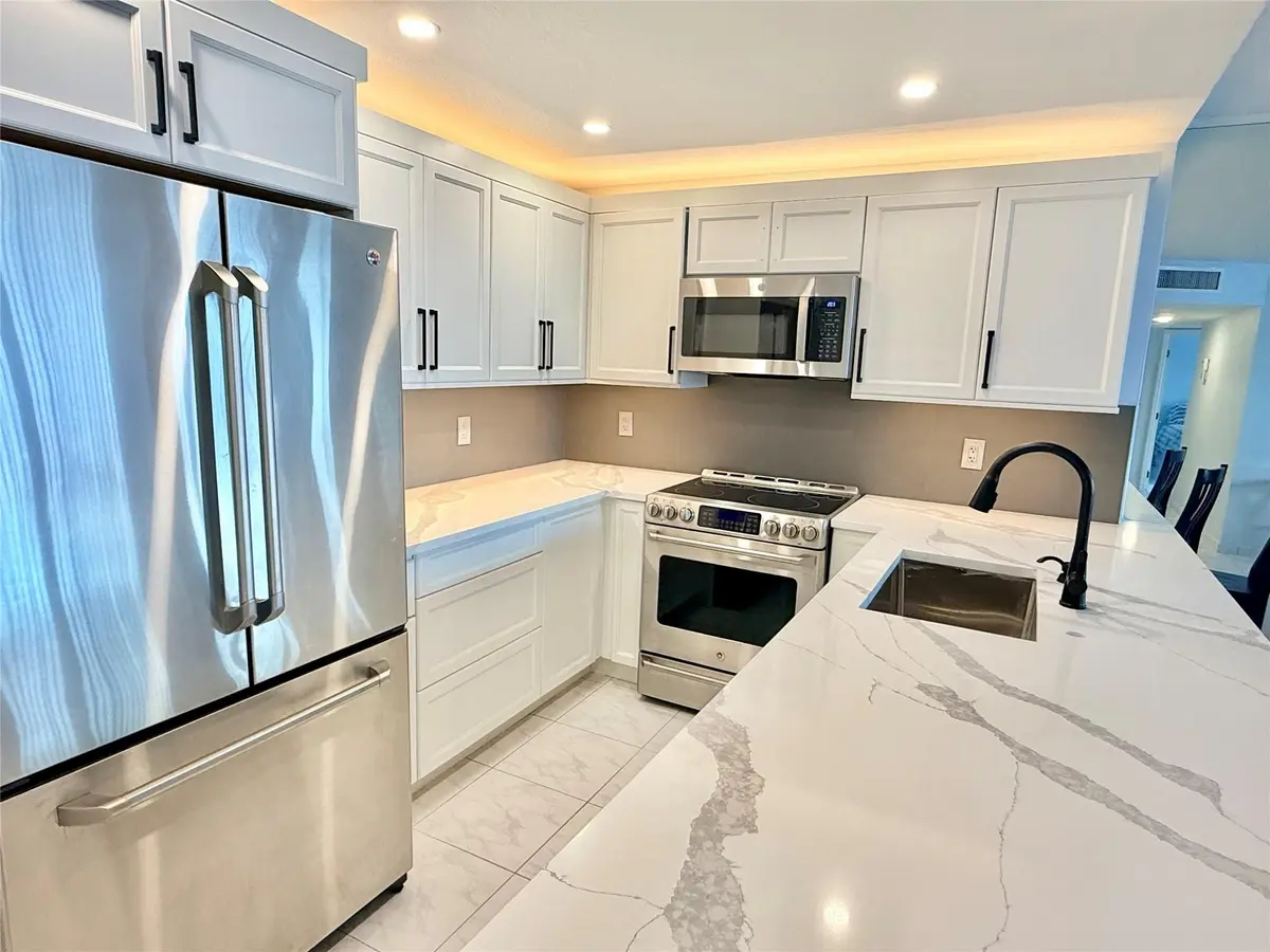 Kitchen at 800 SE 20TH Avenue 203, Deerfield Beach
