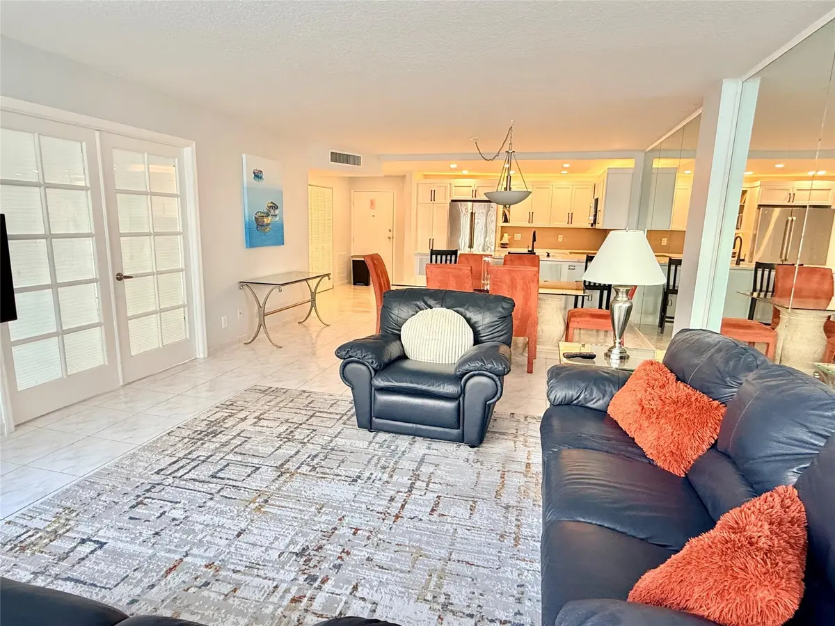 Living room at 800 SE 20TH Avenue 203, Deerfield Beach