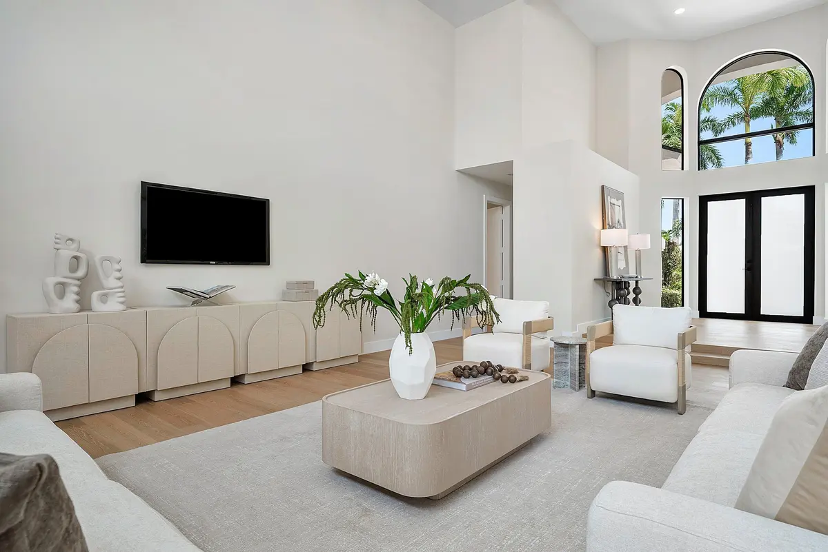 Living at 4484 Bocaire Boulevard, Boca Raton