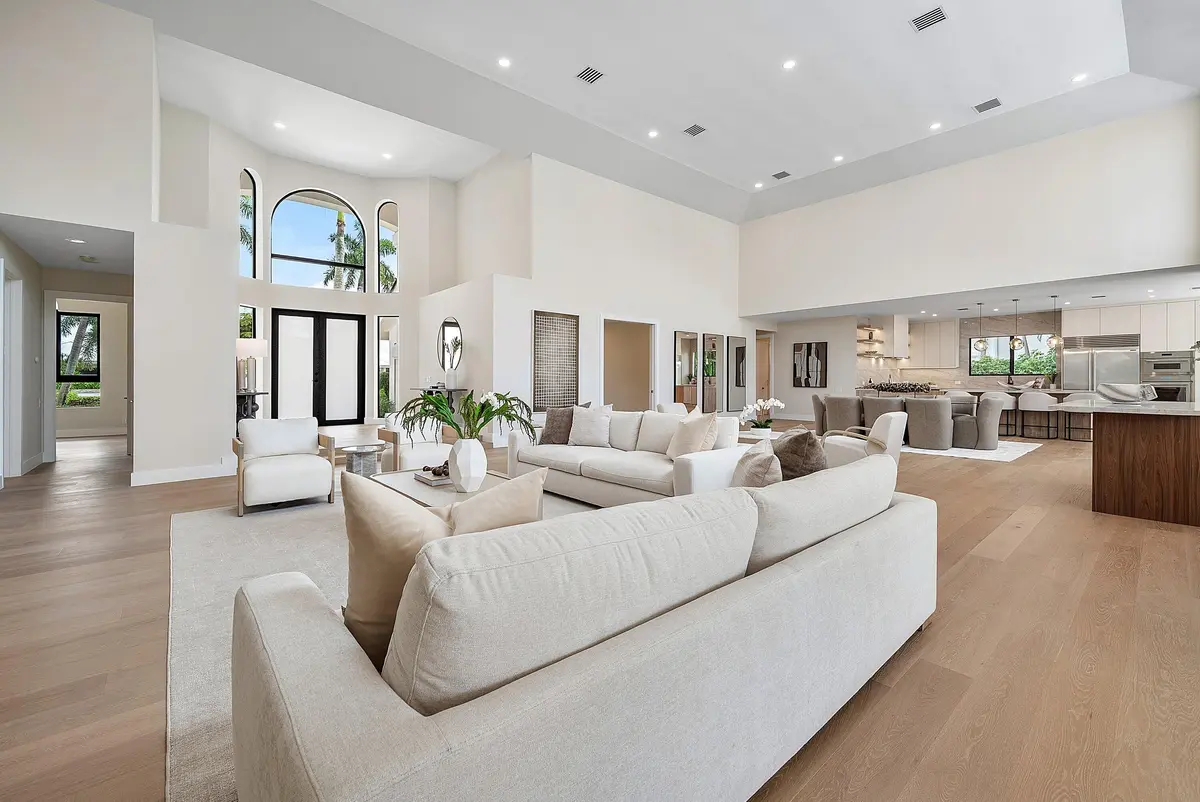 Living at 4484 Bocaire Boulevard, Boca Raton