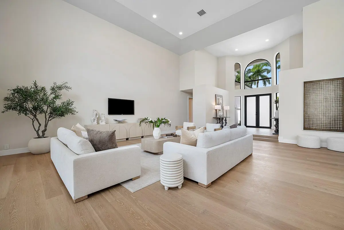 Living at 4484 Bocaire Boulevard, Boca Raton