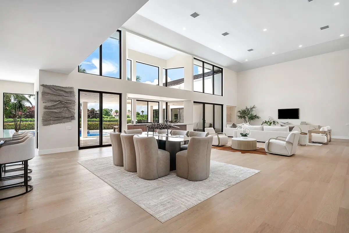 Volume ceilings at 4484 Bocaire Boulevard, Boca Raton