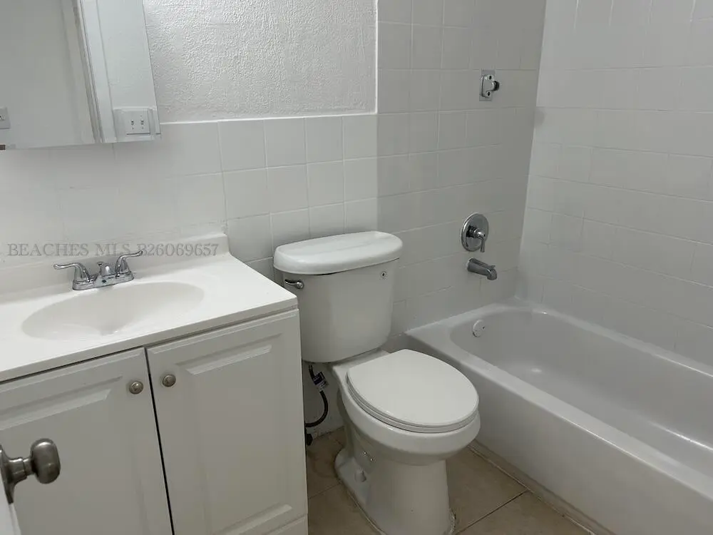 FULL BATH at 401 SW 13TH Place 721, Deerfield Beach