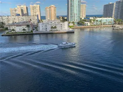 121 GOLDEN ISLES Drive 806, Hallandale Beach – Condominium for sale