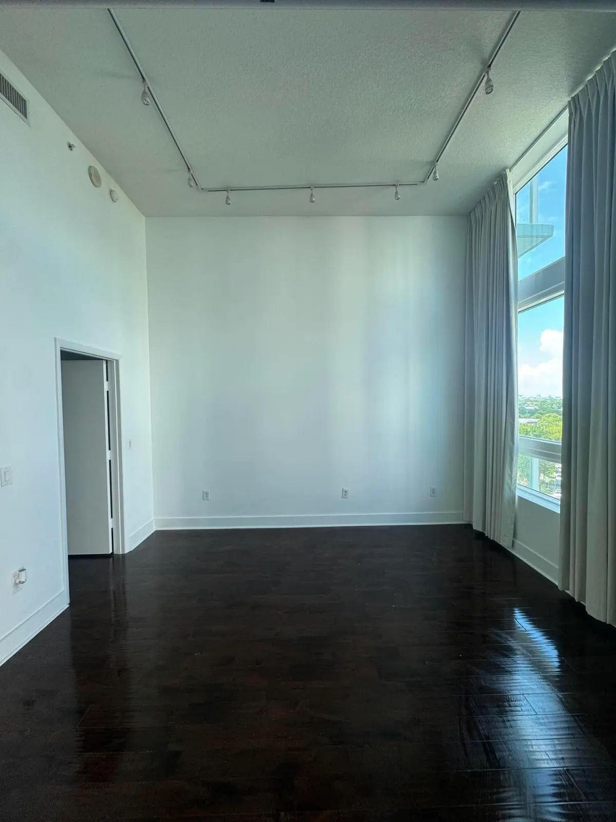 912 room 1 at 1900 N Bayshore Drive 912, Miami