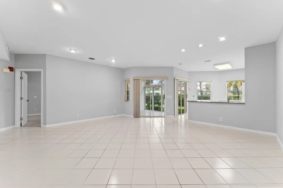living space at 6705 Via Regina, Boca Raton