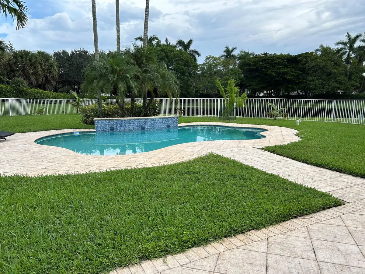 Photo 4 at 1094 BLUEWOOD Terrace, Weston
