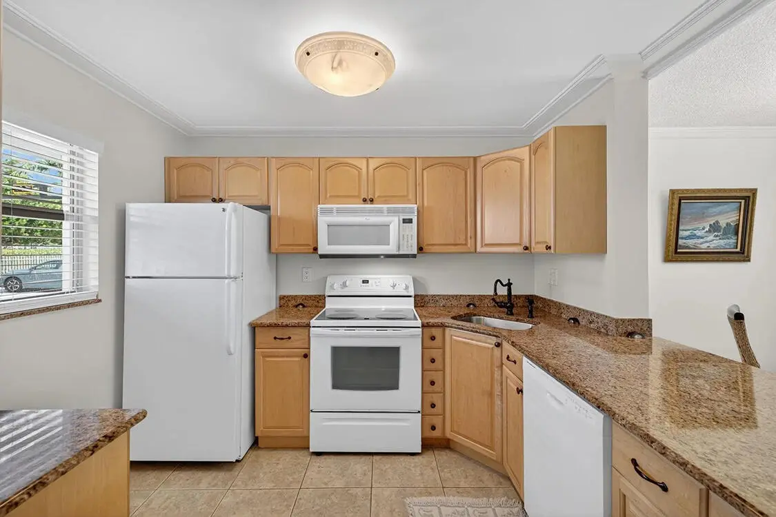 kitchen front at 1541 S OCEAN Boulevard 122, Lauderdale-By-The-Sea