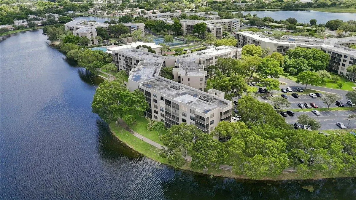 06-003_DJI_20260908131729_0252_D at 1100 COLONY POINT Circle 121, Pembroke Pines