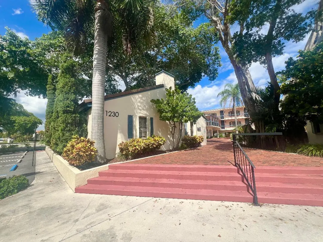 Colonial front steps1 at 1230 S Federal Highway 101, 102, Boynton Beach