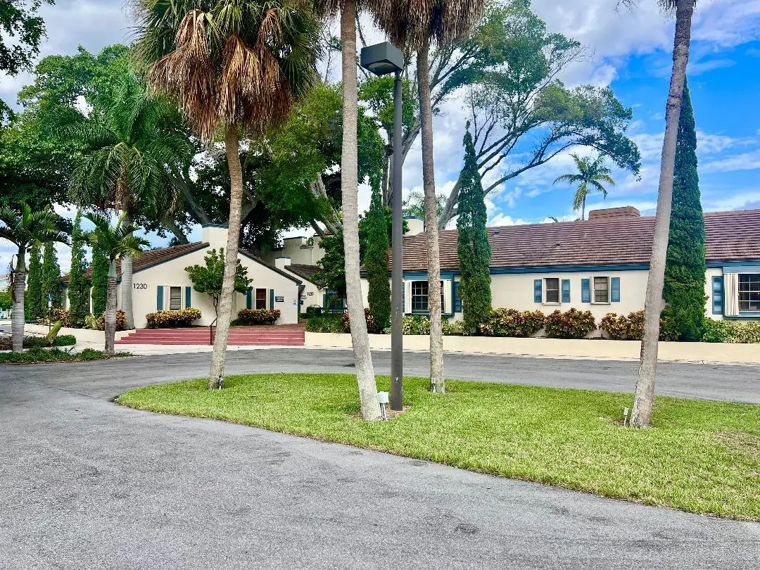 Colonial front parking at 1230 S Federal Highway 101, 102, Boynton Beach