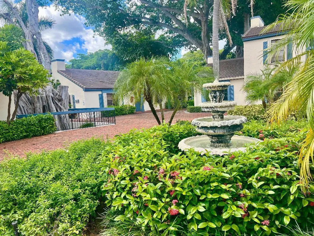 Colonial photo fountain at 1230 S Federal Highway 101, 102, Boynton Beach