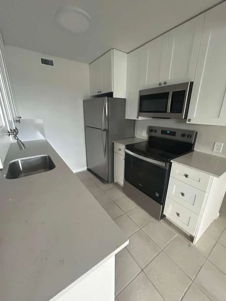 KITCHEN = at 4119 Newport U, Deerfield Beach