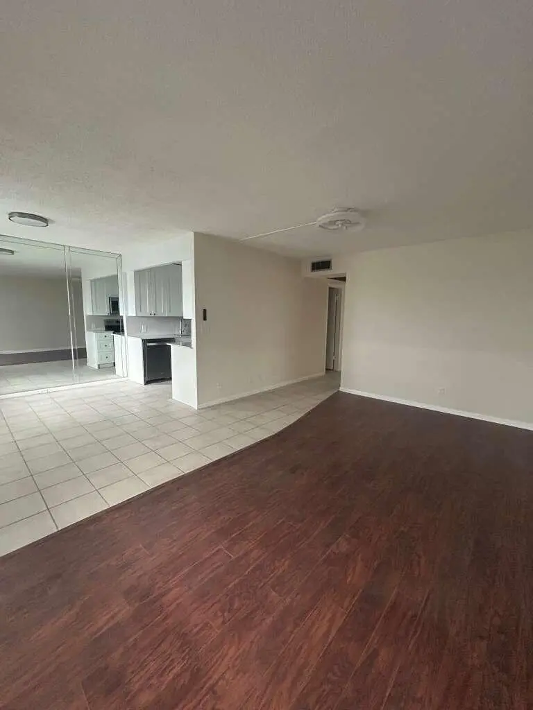 living area at 4119 Newport U, Deerfield Beach