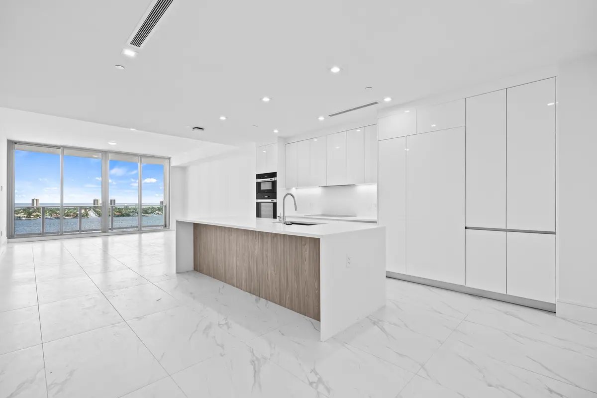LUX_7979 at 220 Lake Shore Drive 1608, Lake Park