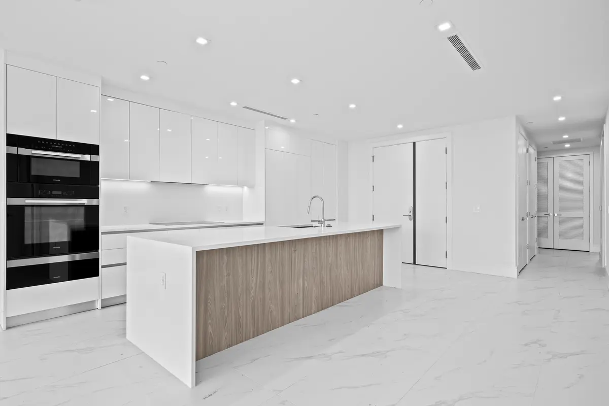 LUX_7984 at 220 Lake Shore Drive 1608, Lake Park