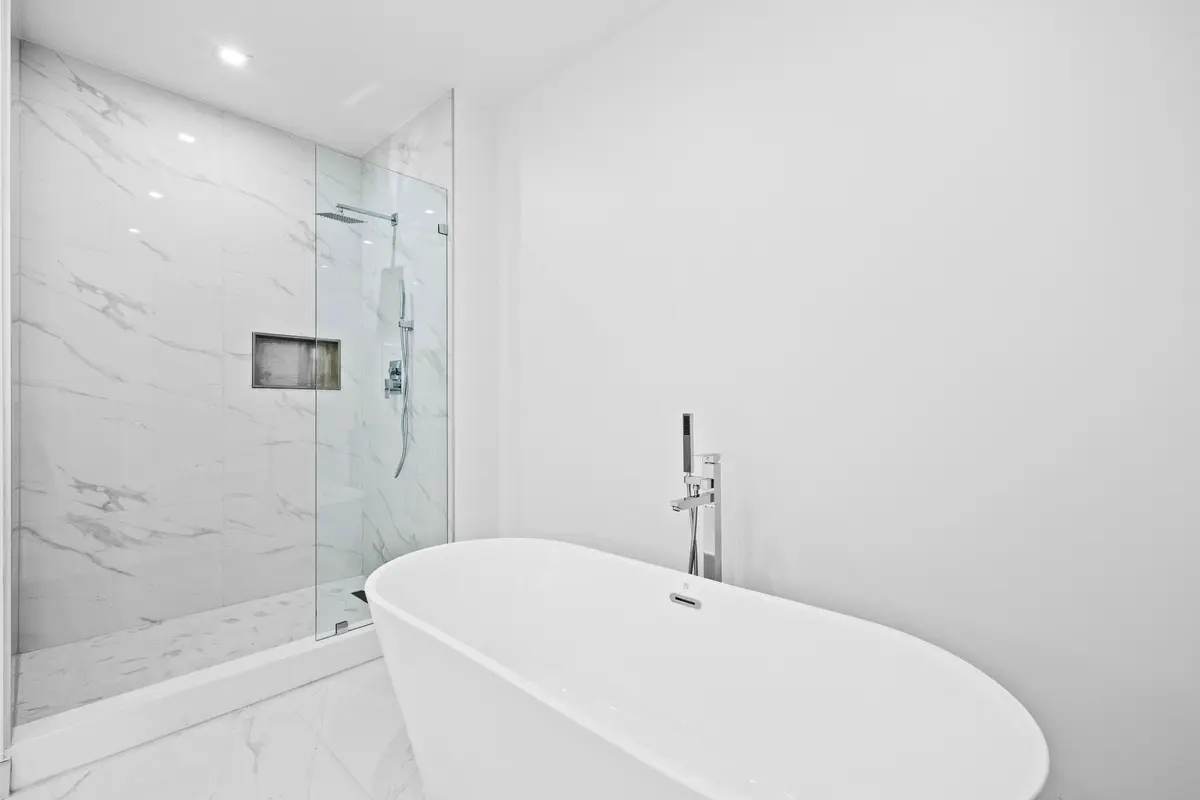 LUX_7989 at 220 Lake Shore Drive 1608, Lake Park
