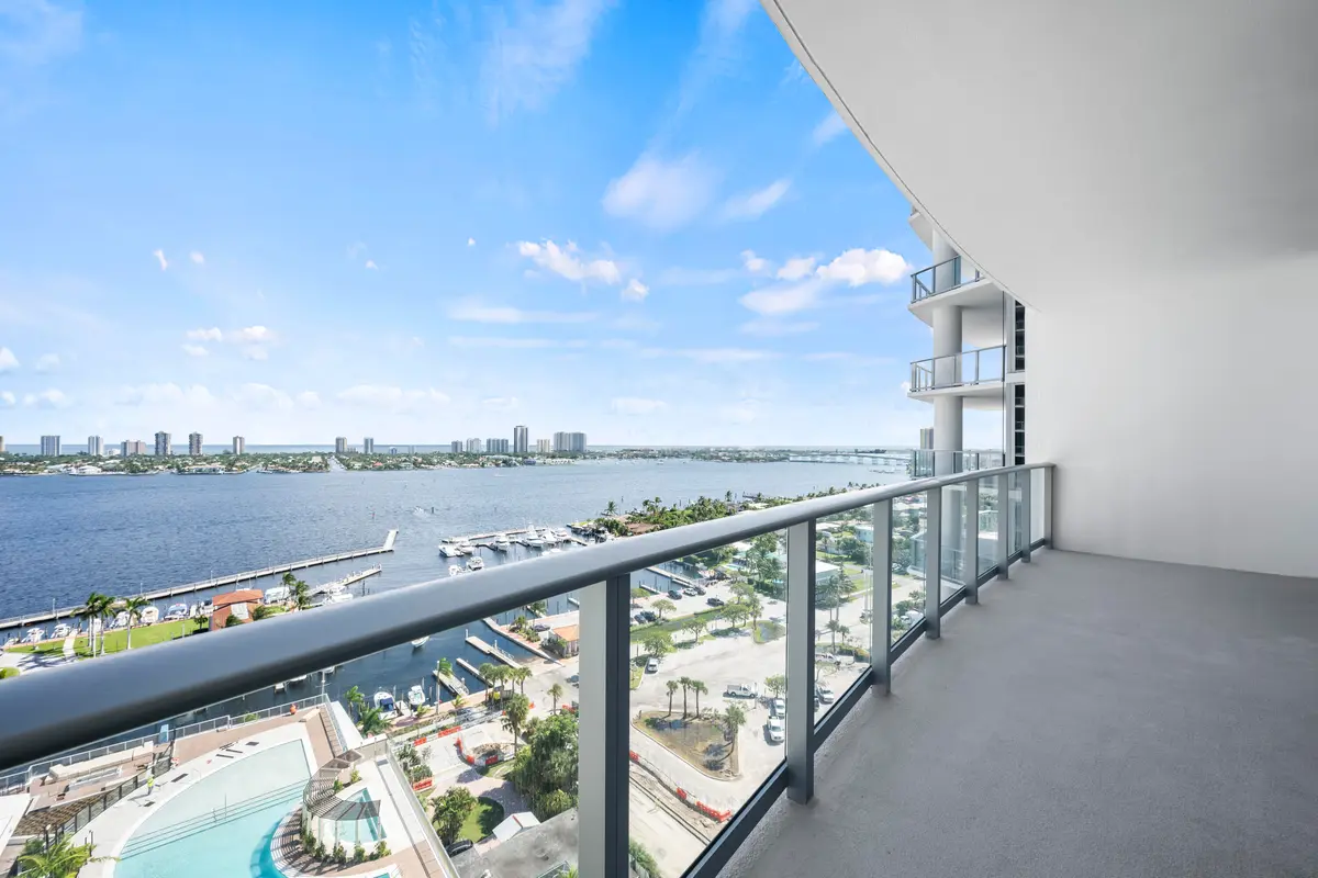 LUX_7999 at 220 Lake Shore Drive 1608, Lake Park