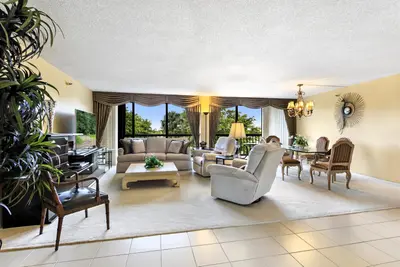 2480 Presidential Way 403, West Palm Beach – Condominium for sale