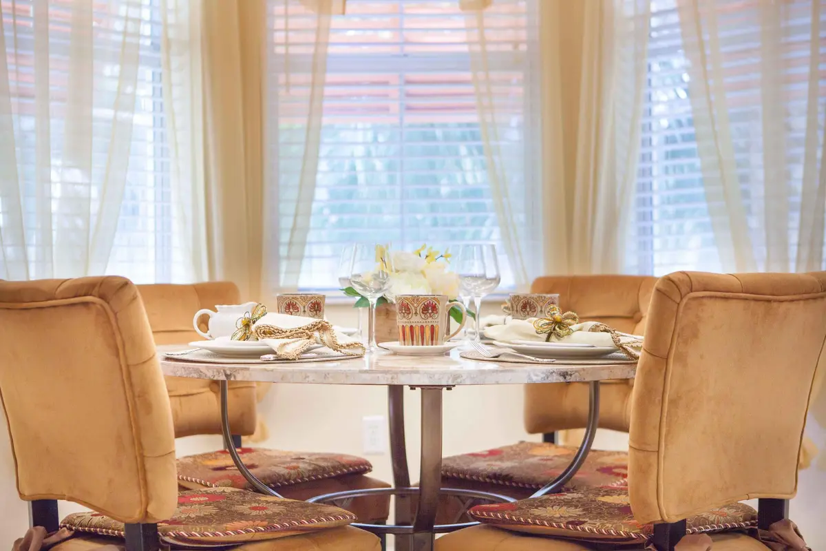 Dining at 1264 VIA DE FOSSI, Boynton Beach