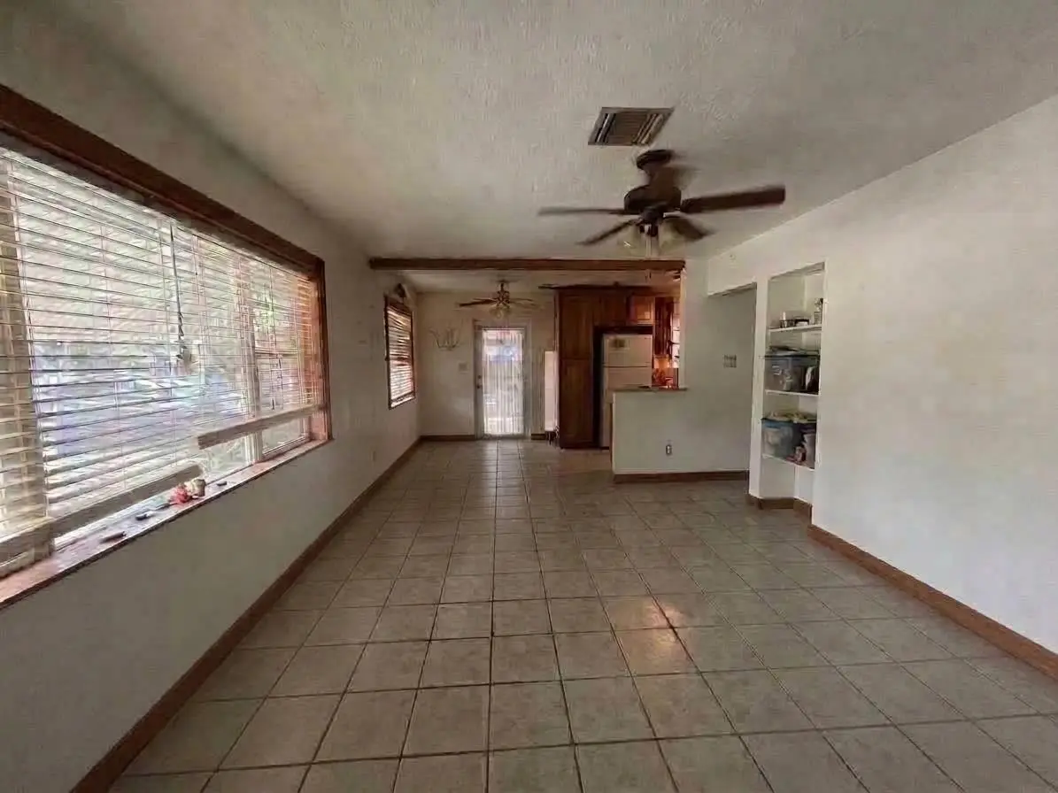 406 NE 18th Ave LR empty at 406 NE 18TH Avenue, Pompano Beach