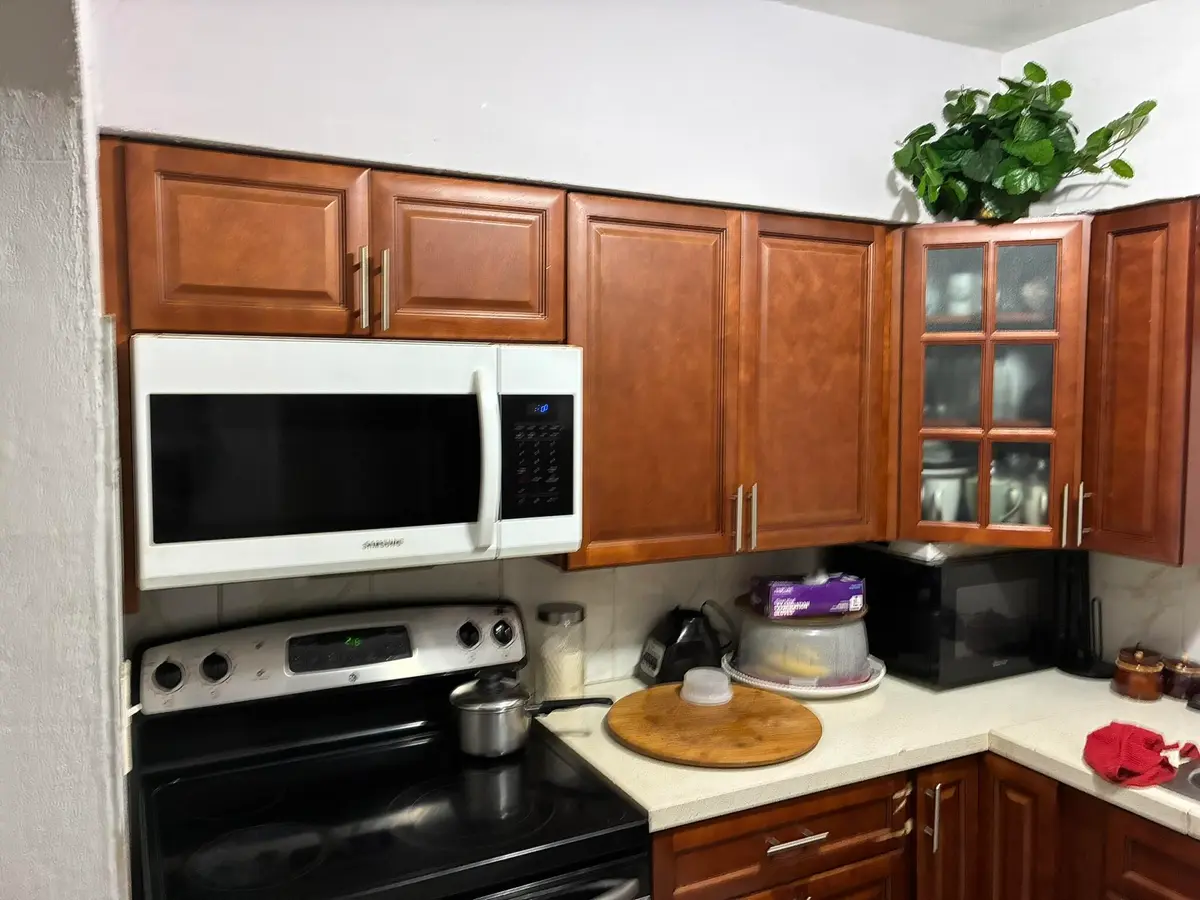 ceant kitchen at 3307 AUBURN Boulevard, Fort Lauderdale
