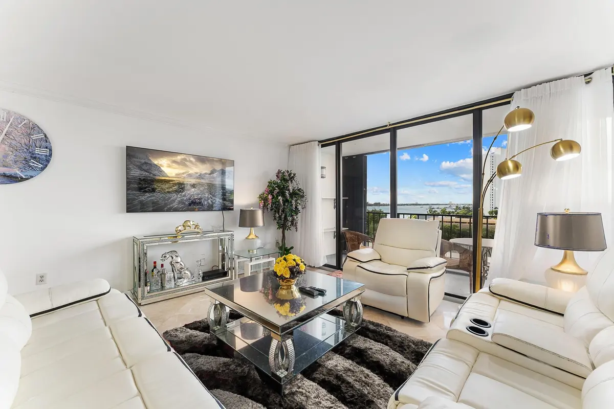 living_room_neutral at 5600 N Flagler Drive 605, West Palm Beach