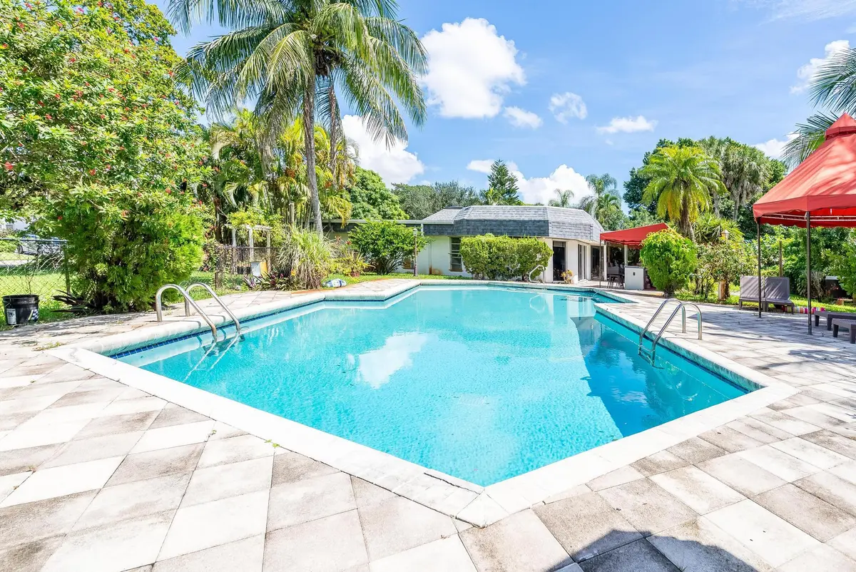 Pool at 5104 White Oak Lane, Tamarac