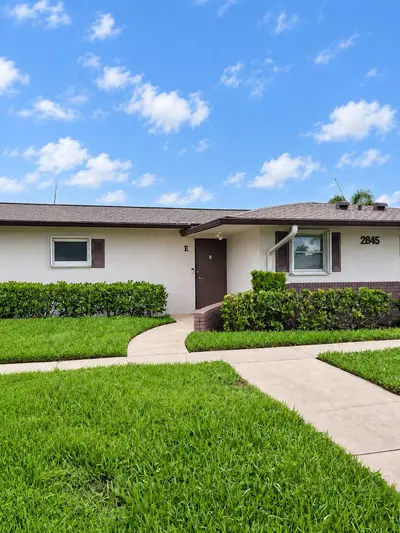 2845 CROSLEY Drive E, West Palm Beach – Villa for sale