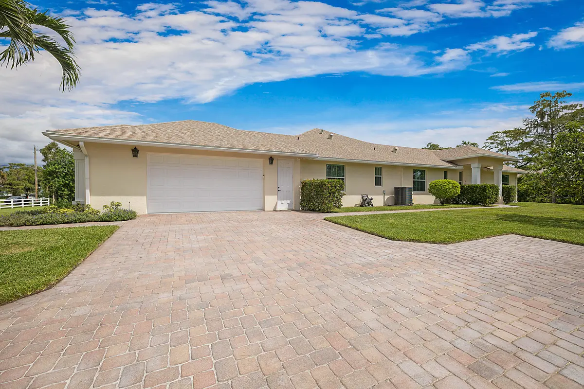 South Side of Home at 15652 86TH Way, Palm Beach Gardens