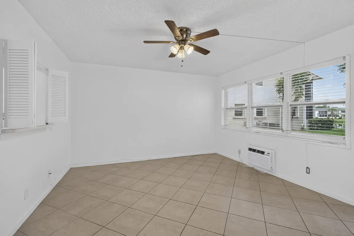 LIVING ROOM at 79 CHATHAM D, West Palm Beach