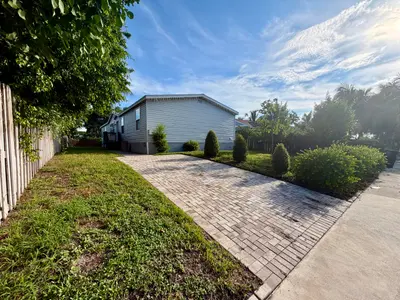 755 RIDGEWOOD Drive, West Palm Beach – Manufactured Home for sale