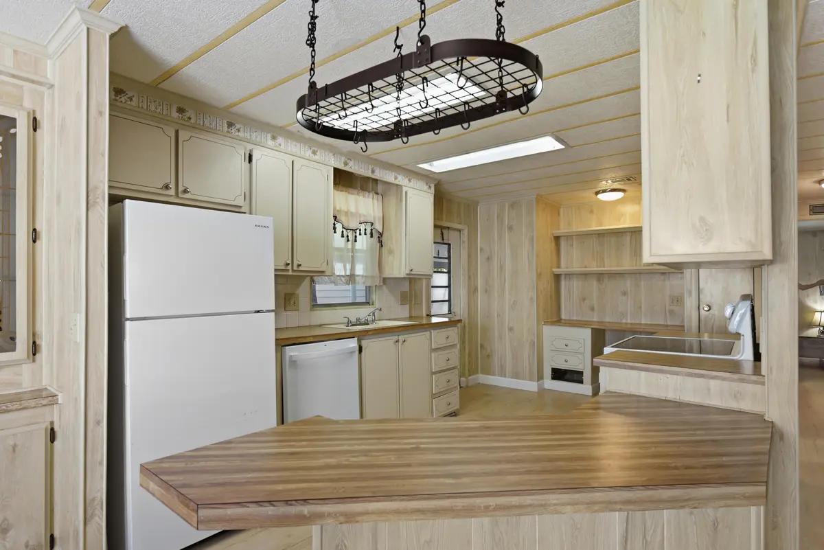 Kitchen with peninsula at 7983 SE SARATOGA Drive, Hobe Sound