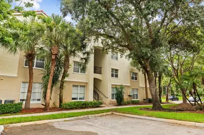 5900 W SAMPLE Road 102, Coral Springs – Condominium for rent