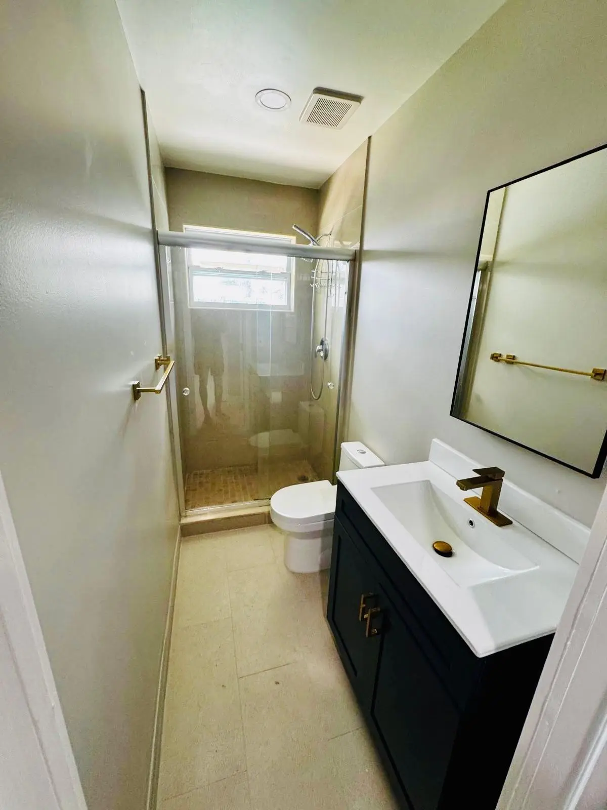Full Bathroom at 3701 NW 4TH Avenue 2, Deerfield Beach